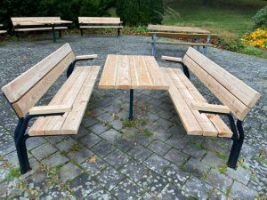 Nya, fina bänkar och bord 