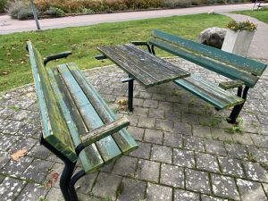 Gammalt, flagnande bänk och bord