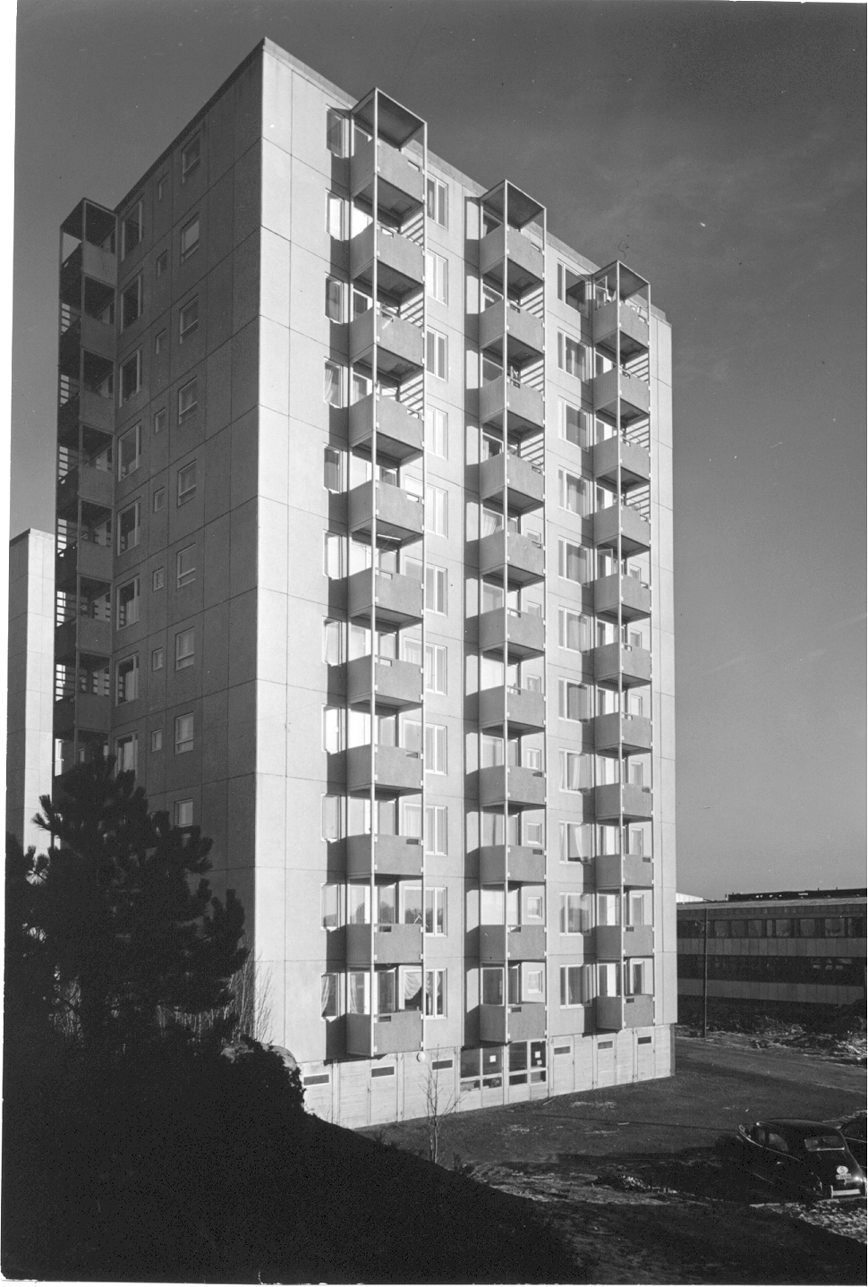 Äldre svart-vit bild från ett höghus på Vårvädersgatan