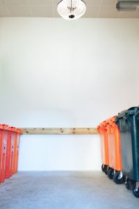 Miljörum med sopkärl samt en kristallkrona i taket.