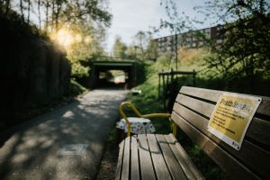 En träbänk med skylten "pratbänk" på. 