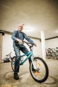 En man sitter på en cykel.