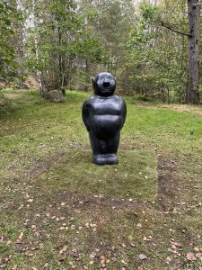 En skulptur föreställande en ledsen man.