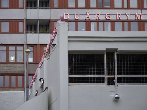 Ljusdesignkonst ovanpå garaget bakom Friskväderstorget.