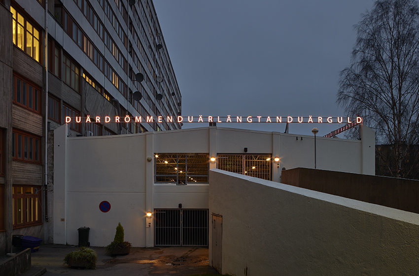 Ljuskonst på garaget vid Friskväderstorget.