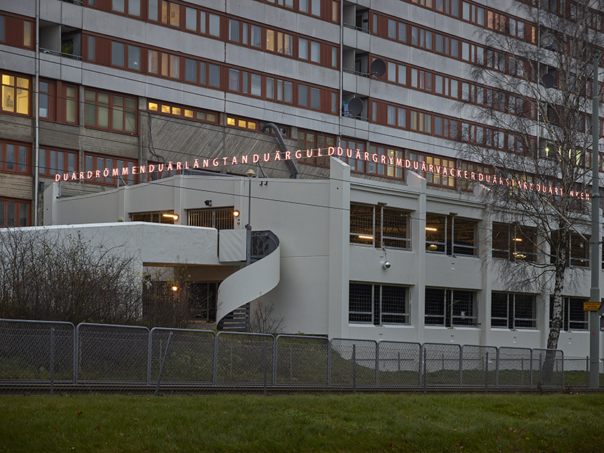 Ljuskonst på garaget vid Friskväderstorget.