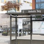 En busskur som det står Amhults Torg på.