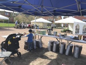 Tält och fika. Ett barn syns i förgrunden.