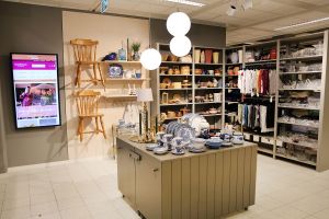 En bild inifrån Erikshjälpens second handbutik.