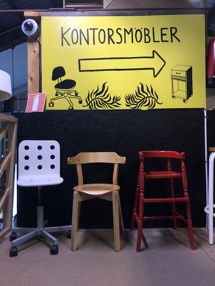 Bilden föreställer tre stolar från kommunens återvinningscentral.