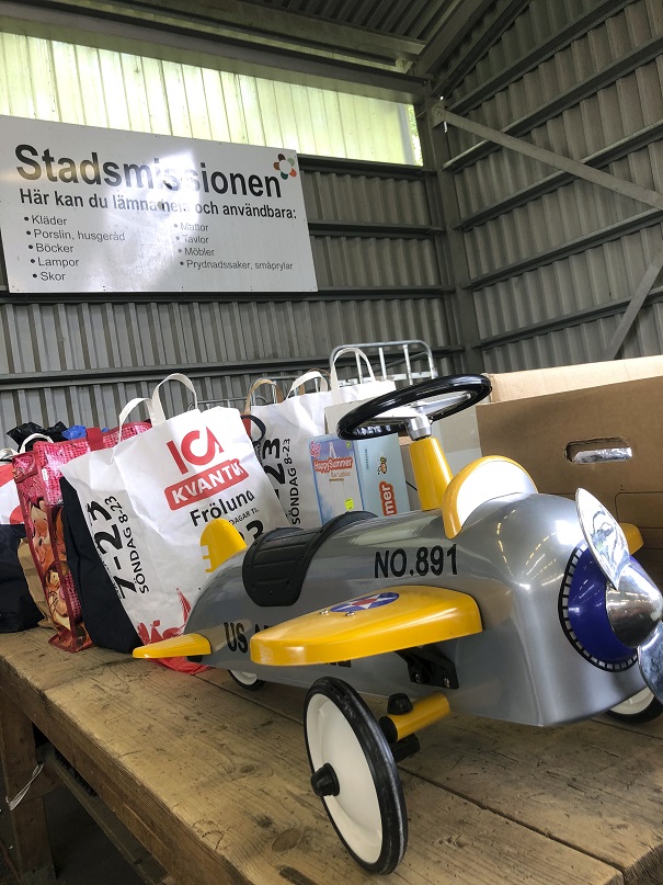 Bilden föreställer kassar med saker som skänkts till Stadsmissionen på en av kommunens återvinningscentraler.