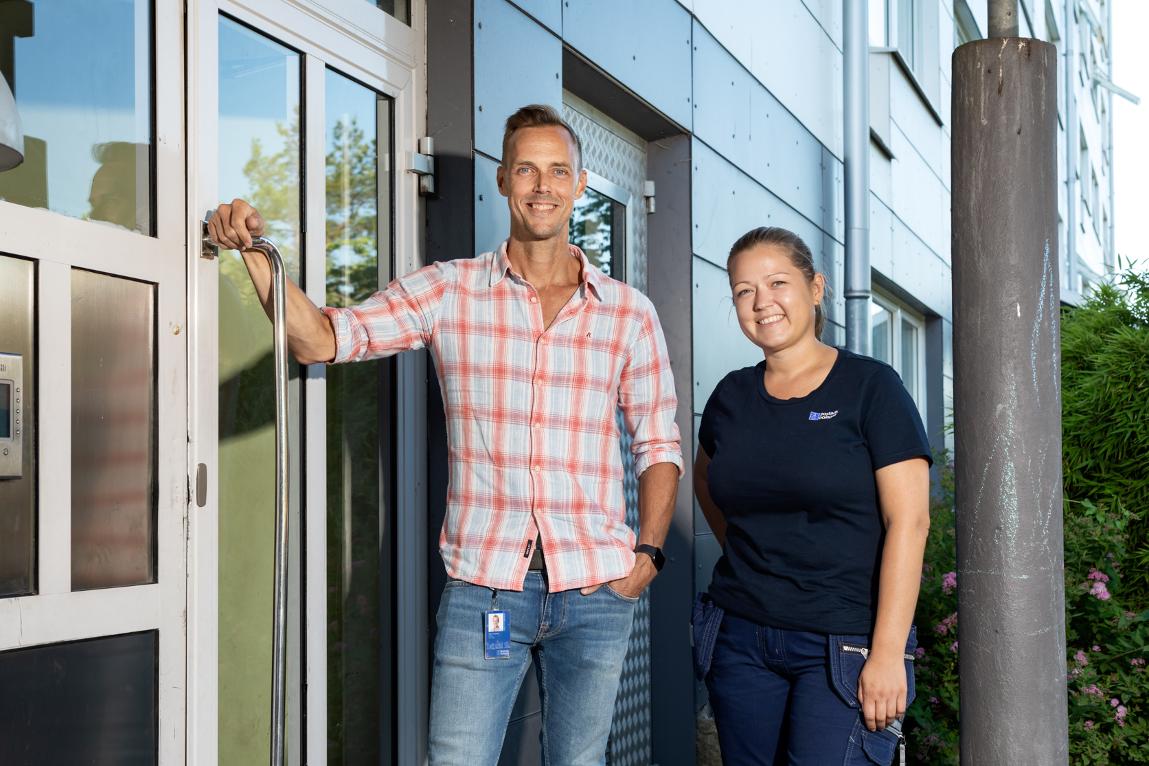 medarbetare vid entrédörr