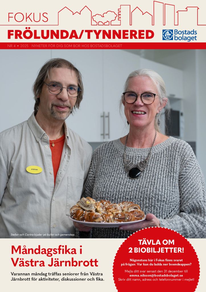 Omslag till Fokus Frölunda/Tynnered. En man och en kvinna står bredvid varandra i ett kök, kvinnan håller ett fat med bullar.