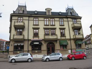 En fasad av ett gammalt hus på Kapellplatsen.