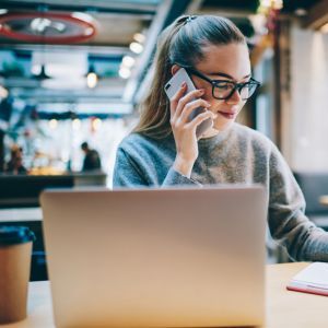 Tjej som pratar i en telefon