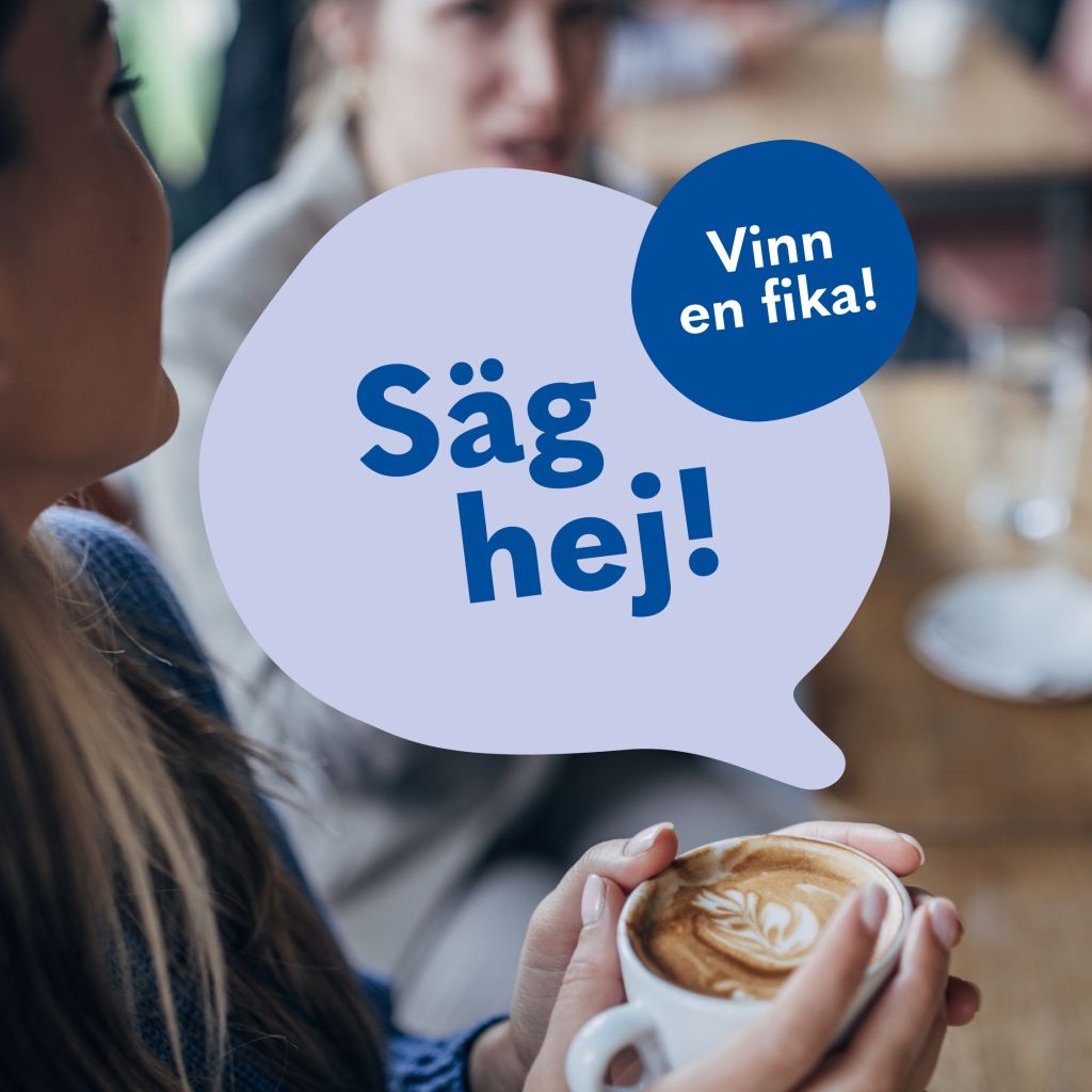 En illustrerad pratbubbla där det står säg hej vinn en fika. I bakgrunden ser man en händer som håller i en kaffekopp. 