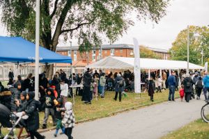 Massa människor utomhus i Biskopsgården.