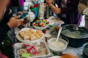 Olika maträtter uppdukade på ett bord.