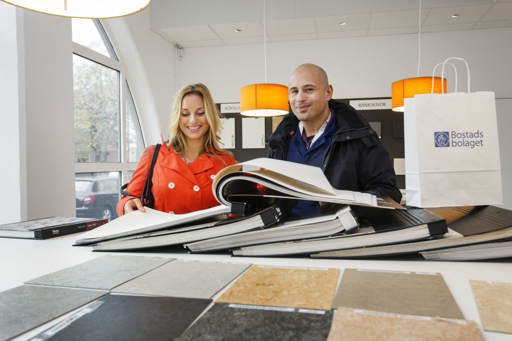 Två hyresgäster besöker Bobutiken