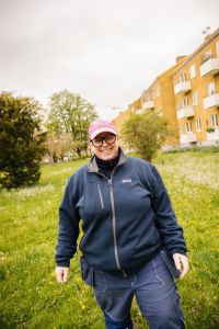 En miljövärd tittar in i kameran och ler.