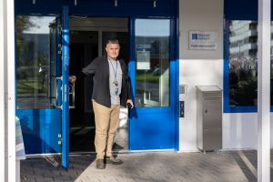 En man står i en dörröppning.