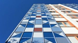 Designade solcellspaneler i brunt och olika blåa nyanser 