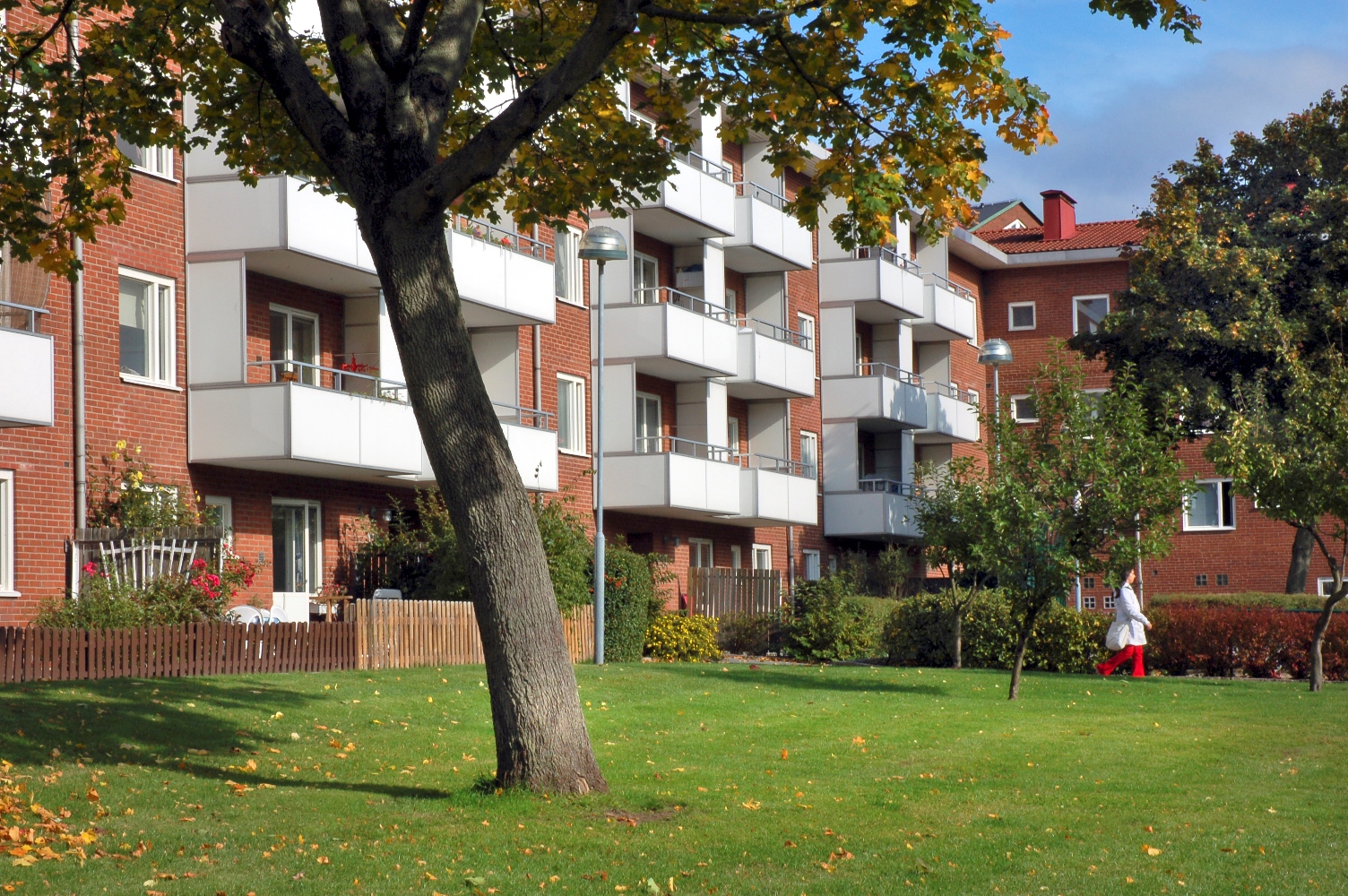Bilden visar trevåningshusen på Berättelsegatan