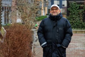 En man ler in i kameran.