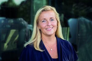 En kvinna tittar in i kameran.