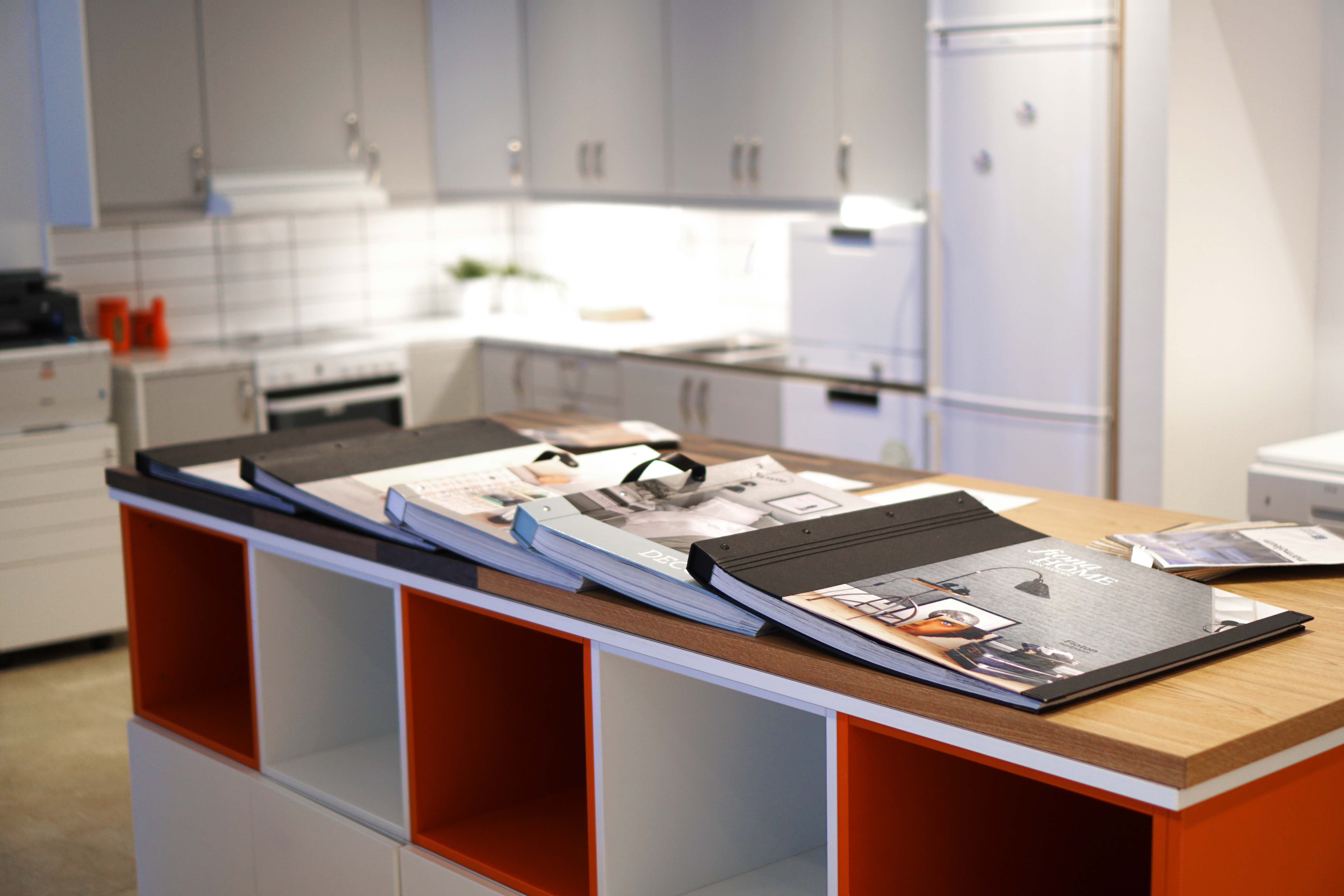 Kataloger som ligger på en bänk i Bobutiken