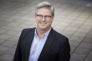 En man ler in i kameran.