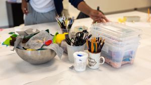 Massa pyssel på ett bord.