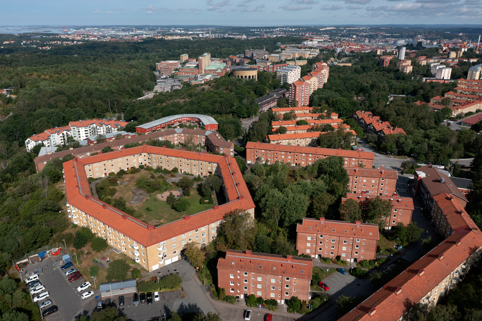Drönarbild över Bostadsbolagets hus i Guldheden, Göteborg