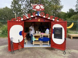 Den röda Drakkiosken med vita och blå mönster på de öppna dörrarna.