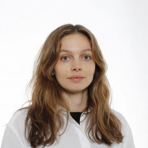 En man ler in i kameran.