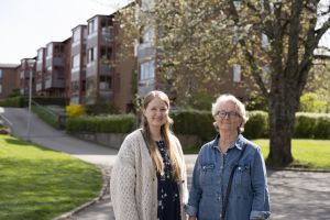 Två kvinnor ler in i kameran.