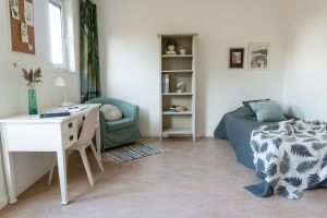 Ett rum med säng och skrivbord.