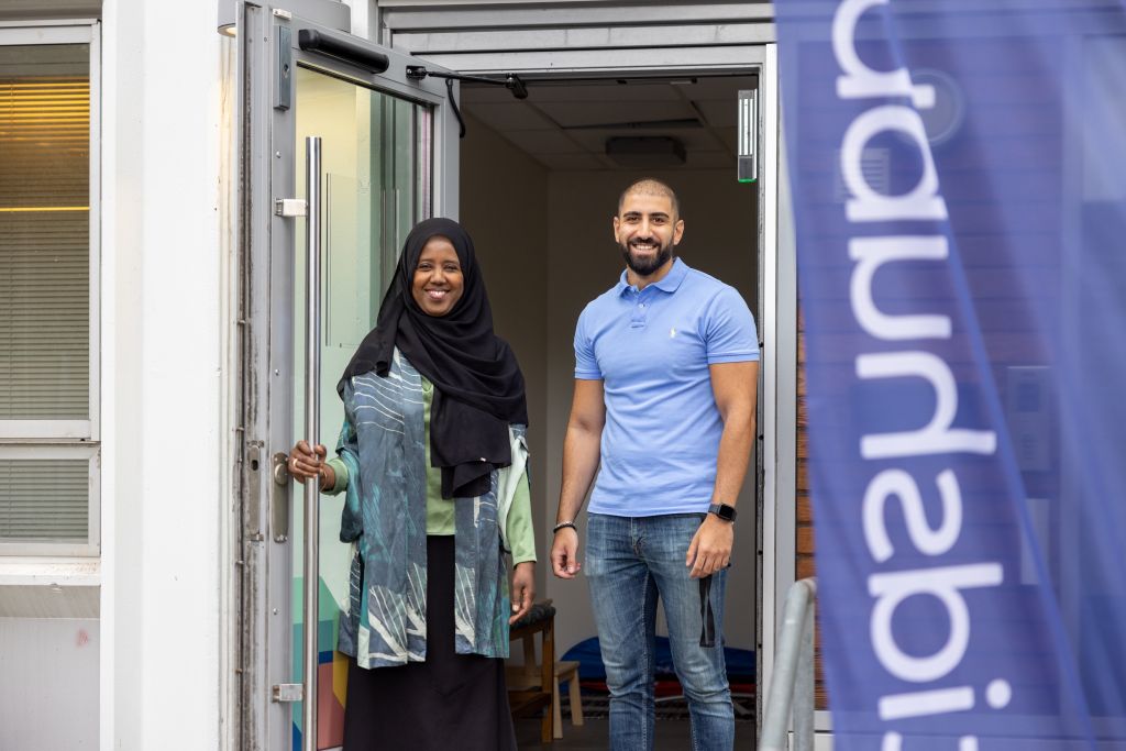 En man och en kvinna  står i dörröppningen till Framtidshubben och ler. 