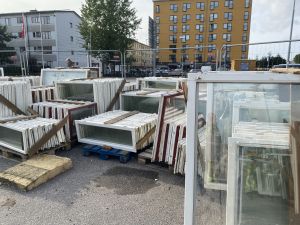 Gamla fönster som ska återbrukas.