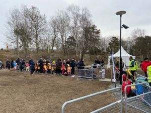 På långt håll syns barn och vuxna som står i kö för att komma in till löparbanan.