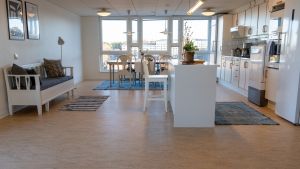 Ett öppet kök med sittgrupp.