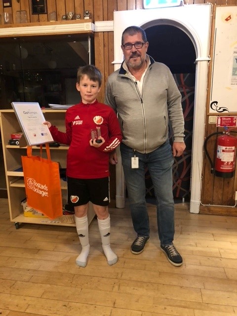 Barn tar emot pokal och diplom