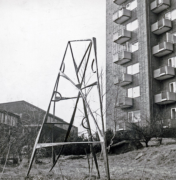 Svartvit bild på konstverket Järn och Sand i Guldheden.