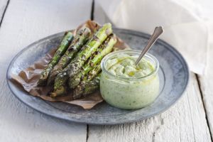 Grillad sparris med örtricotta