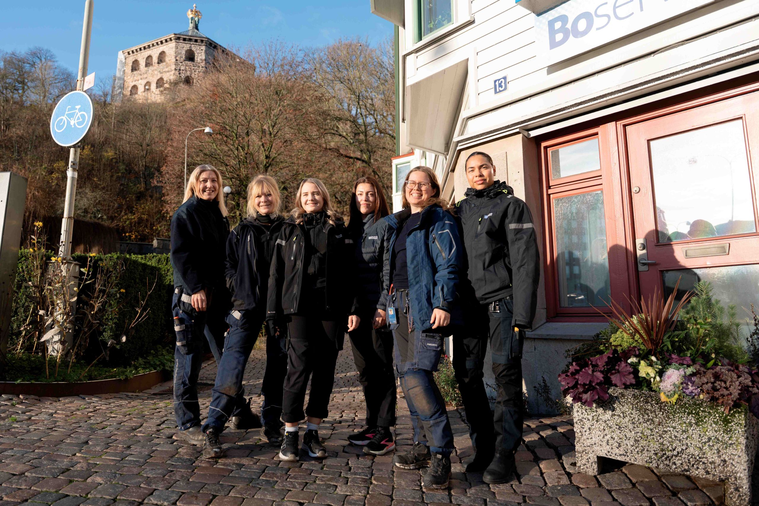 Två anställda på Bostadsbolaget pratar med varandra