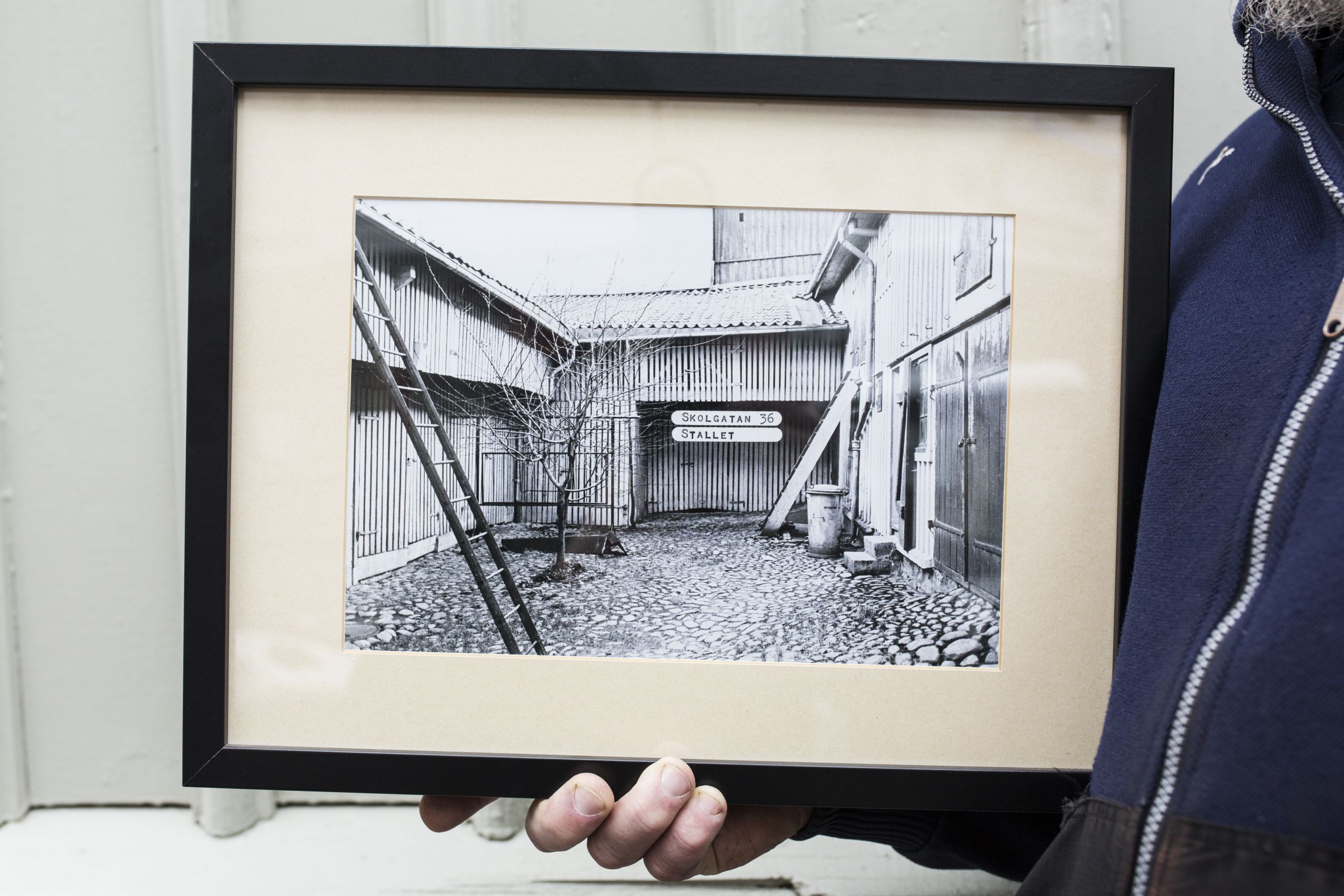 Bilden visar ett fotografi av ett gammalt stall i Haga