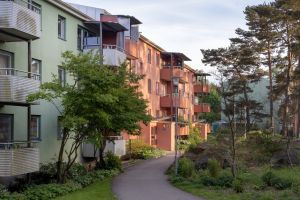 Hyreshus med kvällssol.