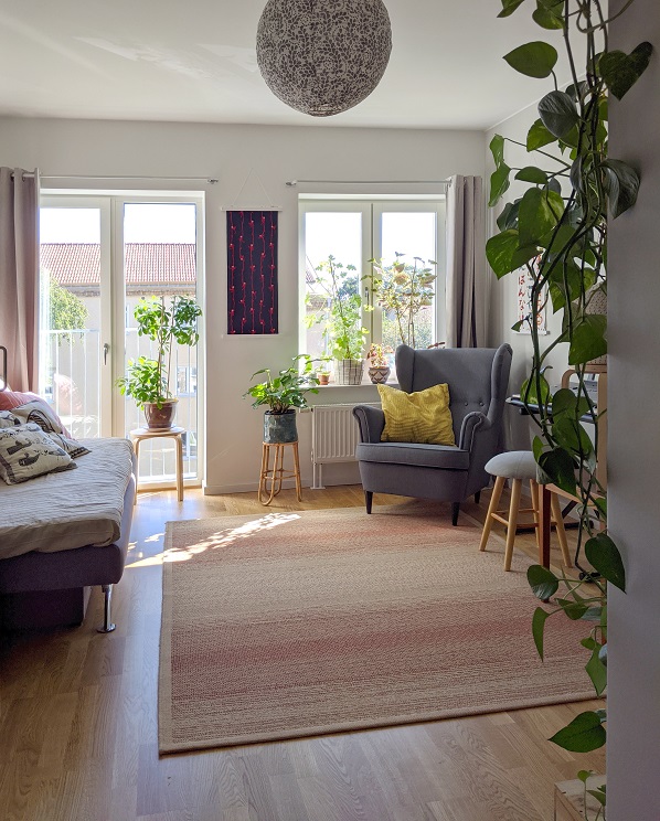 Två hyresgäster från Trygghetsboendet i Majviken sitter ute och fikar under ett träd på gården.