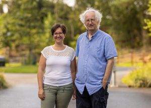 En man och en kvinna ler mot kameran.