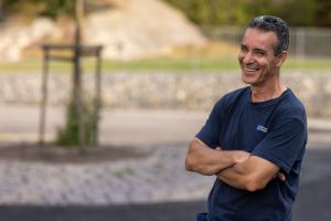 En man ler in i kameran.